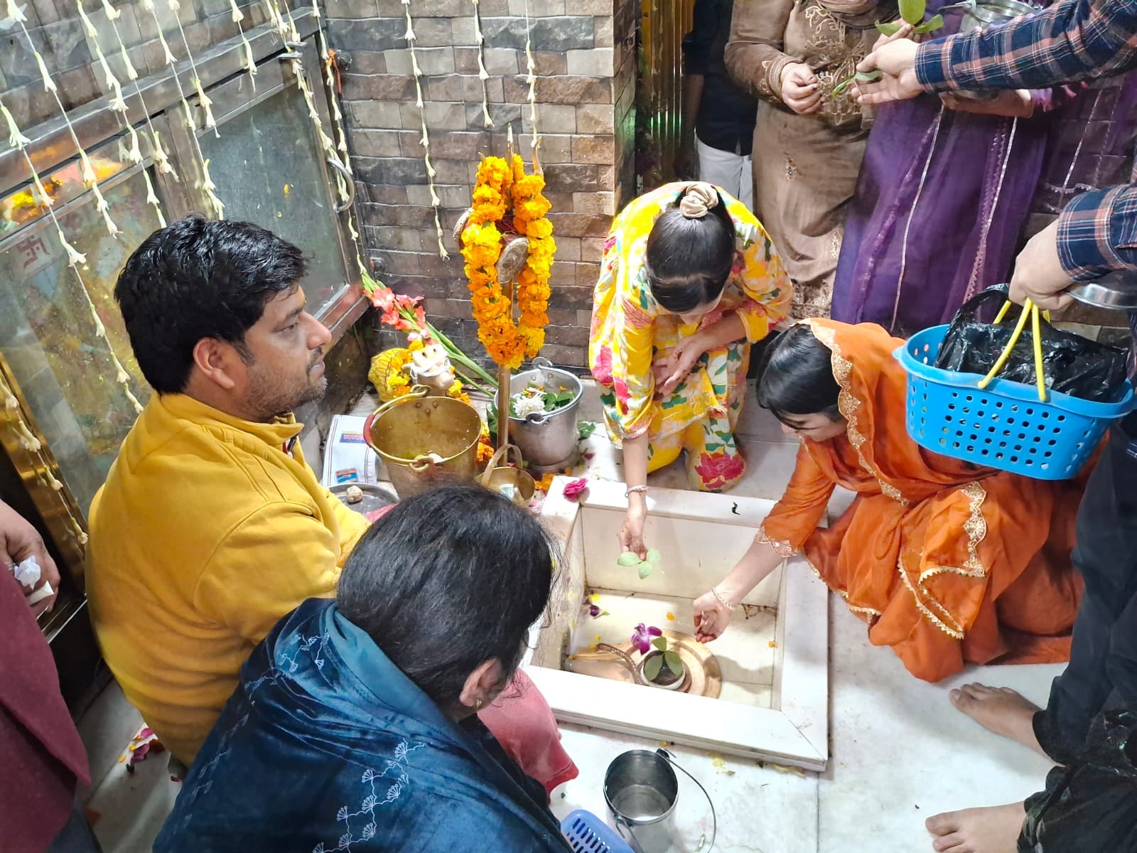 झिंझाना के राम श्याम मंदिर में पूजा अर्चना करते श्रद्धालु। संवाद झिंझाना के राम श्याम मंदिर में पूजा अर्चना करते श्रद्धालु। संवाद