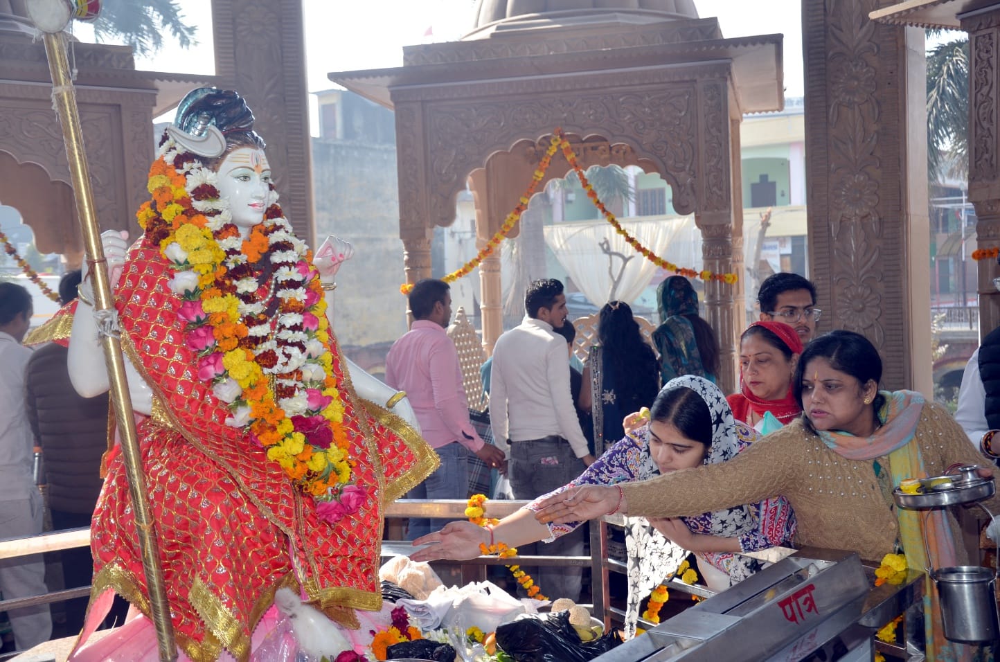 झिंझाना के राम श्याम मंदिर में पूजा अर्चना करते श्रद्धालु। संवाद झिंझाना के राम श्याम मंदिर में पूजा अर्चना करते श्रद्धालु। संवाद