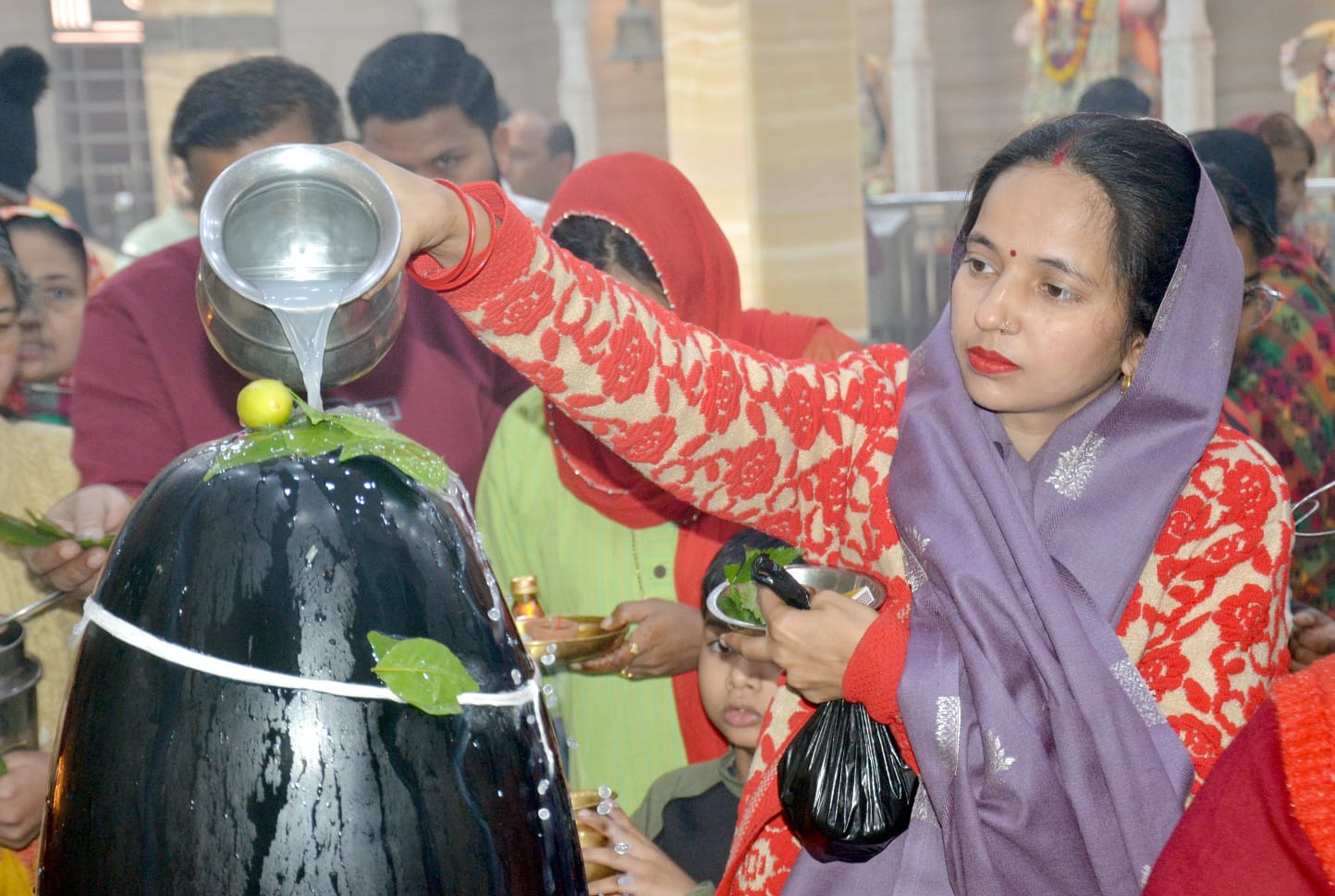 झिंझाना के राम श्याम मंदिर में पूजा अर्चना करते श्रद्धालु। संवाद झिंझाना के राम श्याम मंदिर में पूजा अर्चना करते श्रद्धालु। संवाद