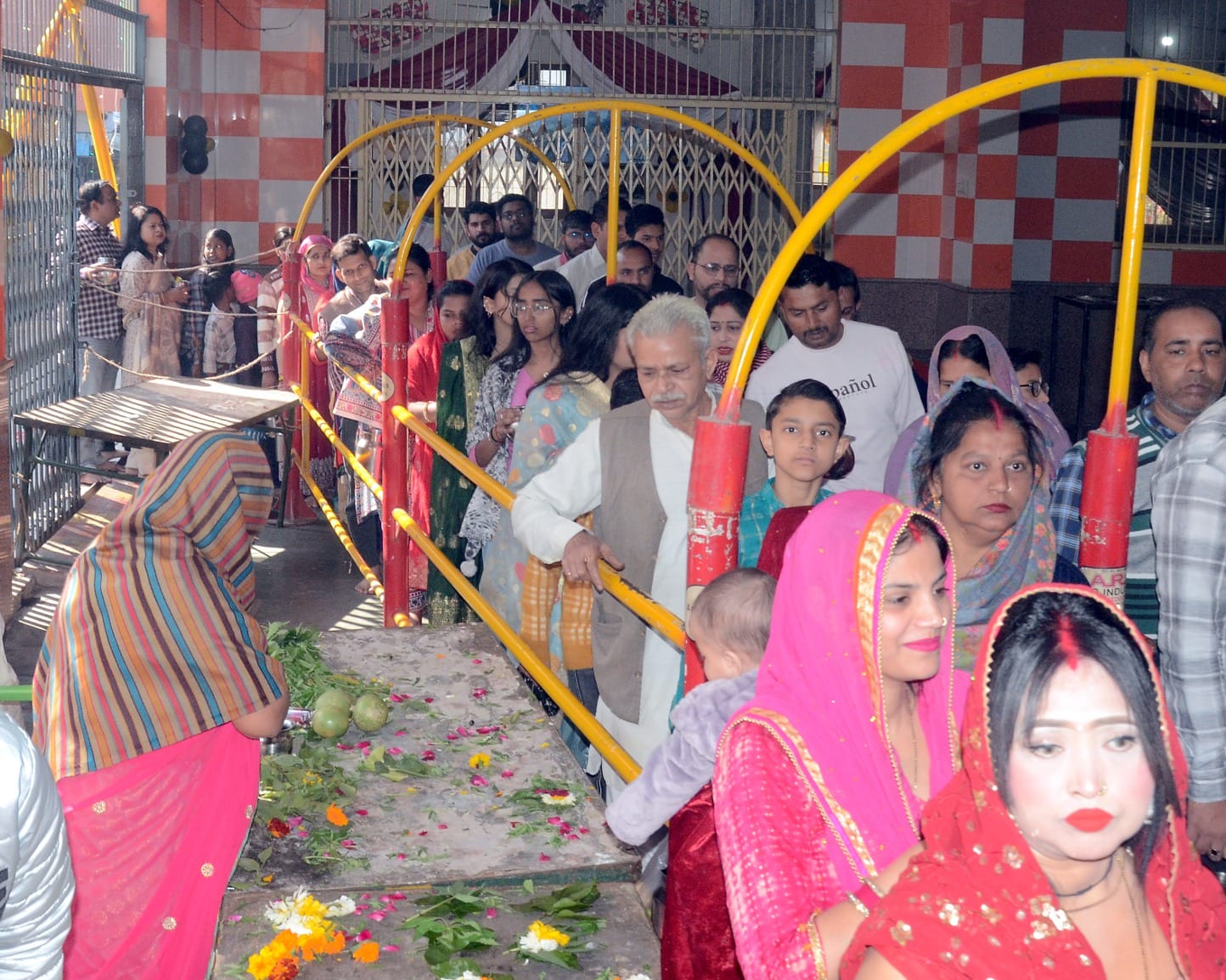 झिंझाना के राम श्याम मंदिर में पूजा अर्चना करते श्रद्धालु। संवाद झिंझाना के राम श्याम मंदिर में पूजा अर्चना करते श्रद्धालु। संवाद