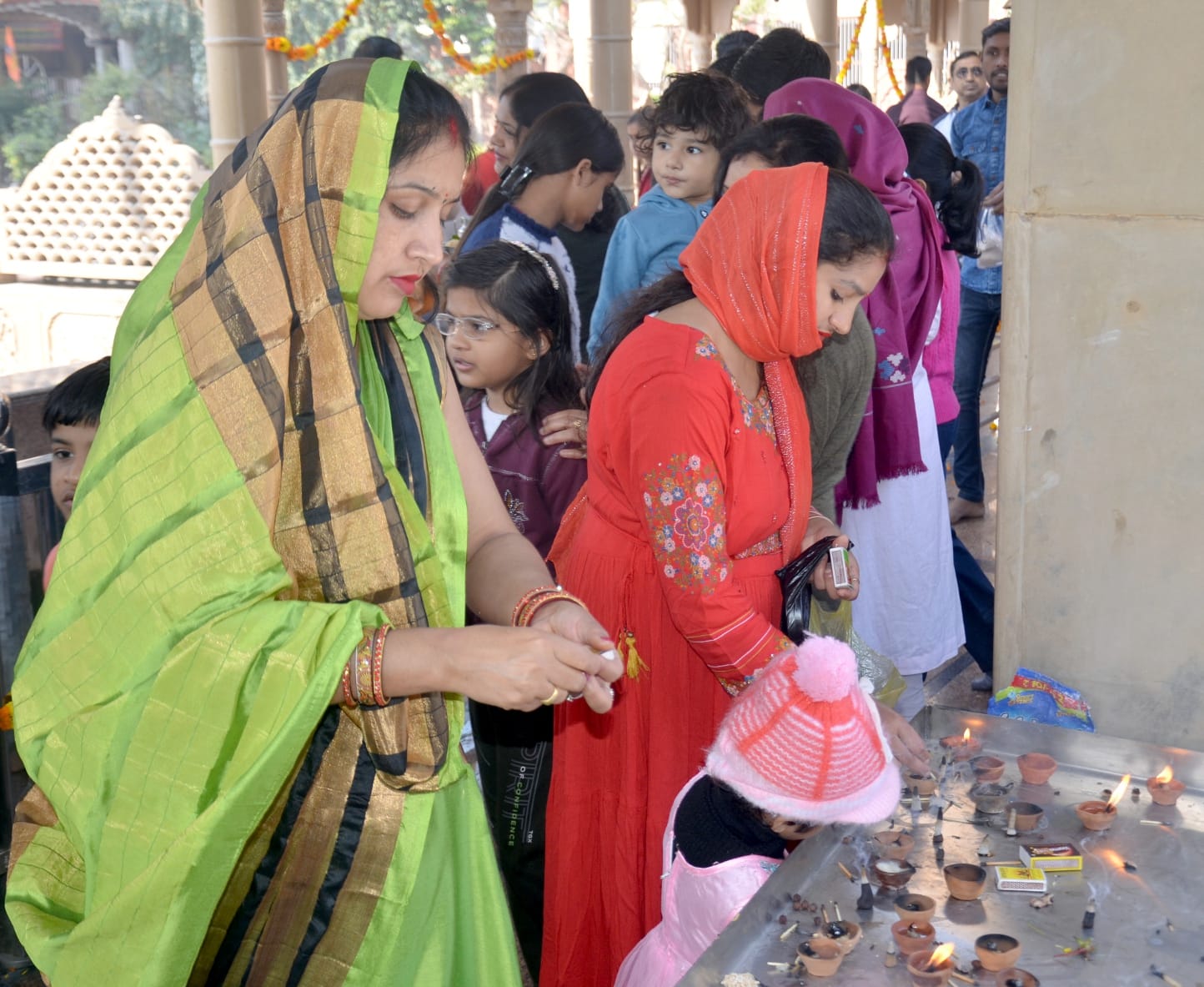 झिंझाना के राम श्याम मंदिर में पूजा अर्चना करते श्रद्धालु। संवाद झिंझाना के राम श्याम मंदिर में पूजा अर्चना करते श्रद्धालु। संवाद