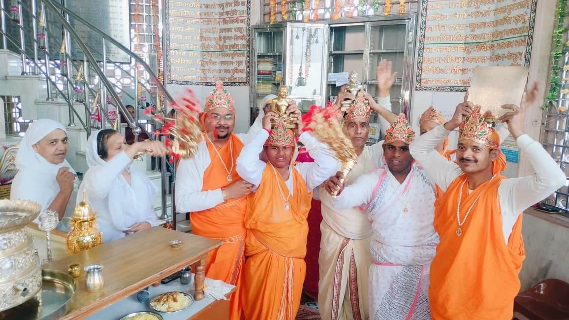 कैलाश पर्वत मंदिर पर चल रहे भक्तांबर पाठ में पूजा अर्चना करते श्रद्धालु स्रोत संवाद
