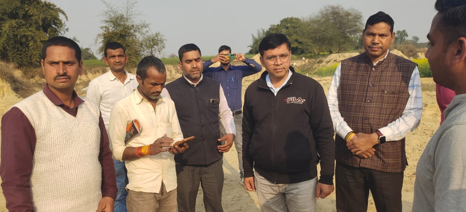 कल्याण नगर में कुत्तों के हमलों के बाद पहुंचे पशु चिकित्सक से बात करते कस्बा के लोग और पीड़ित प