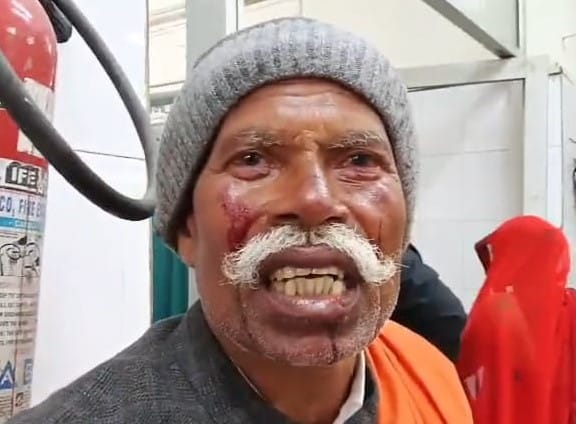 कार में सवार घायल रामरहीस। स्रोत: वीडियो ग्रेब कार में सवार घायल रामरहीस। स्रोत: वीडियो ग्रेब