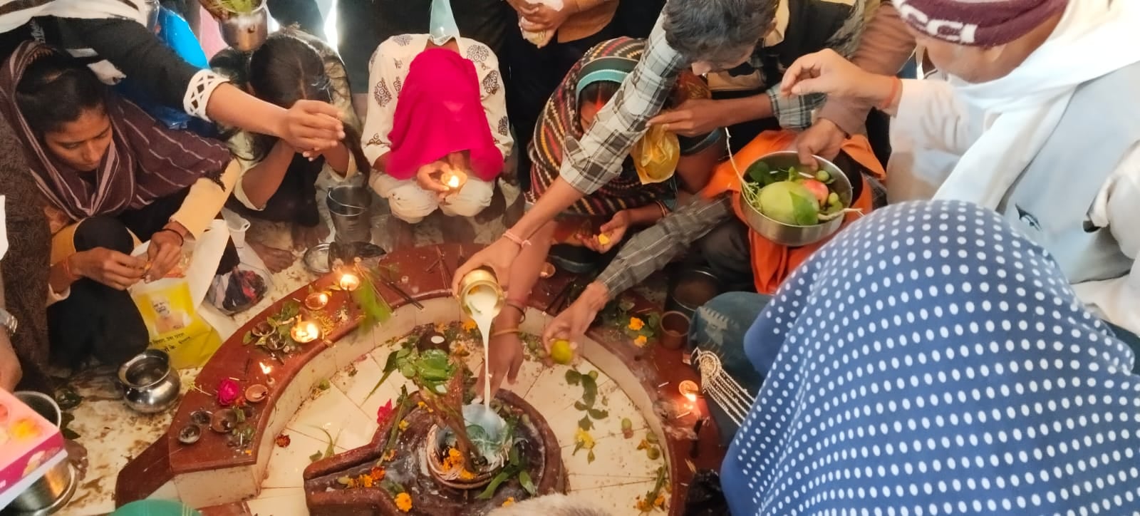 करारी के सोनारन टोला मोहल्ला में शिव मंदिर में पूजा करते श्रद्धालु