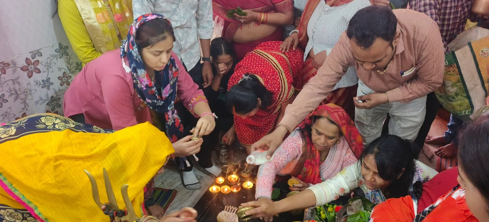 करारी के सोनारन टोला मोहल्ला में शिव मंदिर में पूजा करते श्रद्धालु