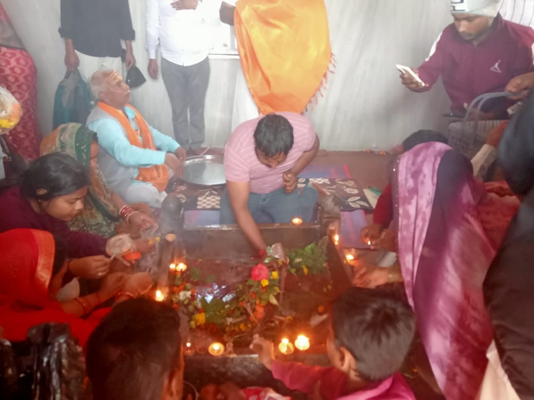करारी के सोनारन टोला मोहल्ला में शिव मंदिर में पूजा करते श्रद्धालु