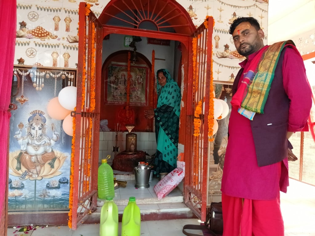 करारी के सोनारन टोला मोहल्ला में शिव मंदिर में पूजा करते श्रद्धालु