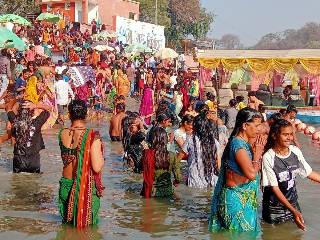 करारी के सोनारन टोला मोहल्ला में शिव मंदिर में पूजा करते श्रद्धालु