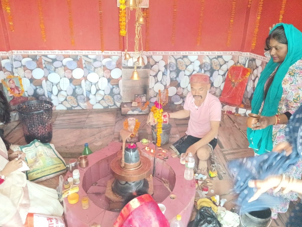 करारी के सोनारन टोला मोहल्ला में शिव मंदिर में पूजा करते श्रद्धालु