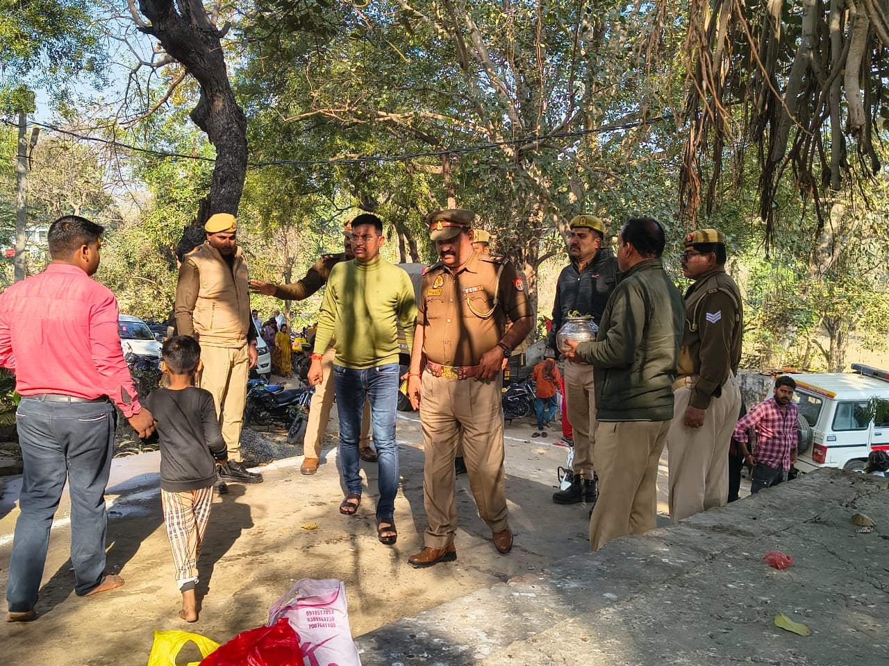 करारी के सोनारन टोला मोहल्ला में शिव मंदिर में पूजा करते श्रद्धालु