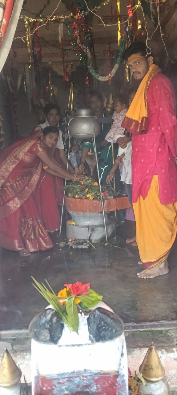 करारी के सोनारन टोला मोहल्ला में शिव मंदिर में पूजा करते श्रद्धालु
