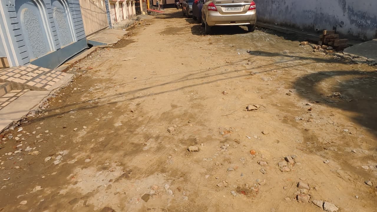 मोहल्ला महाराज नगर में सड़क पर बह रहा नालियों का गंदा पानी और प्लाट में भरा कूड़ा। संवाद