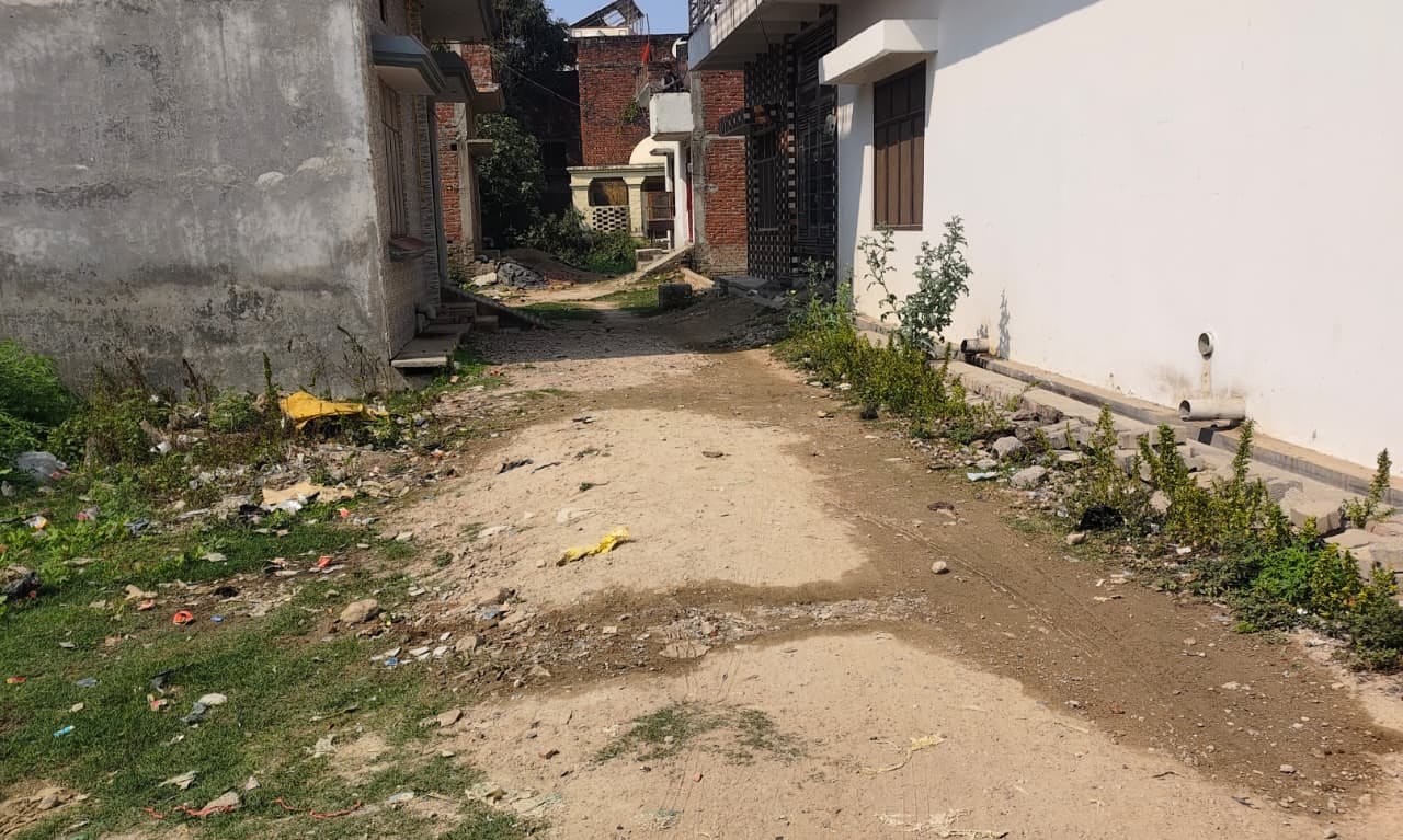 मोहल्ला महाराज नगर में सड़क पर बह रहा नालियों का गंदा पानी और प्लाट में भरा कूड़ा। संवाद