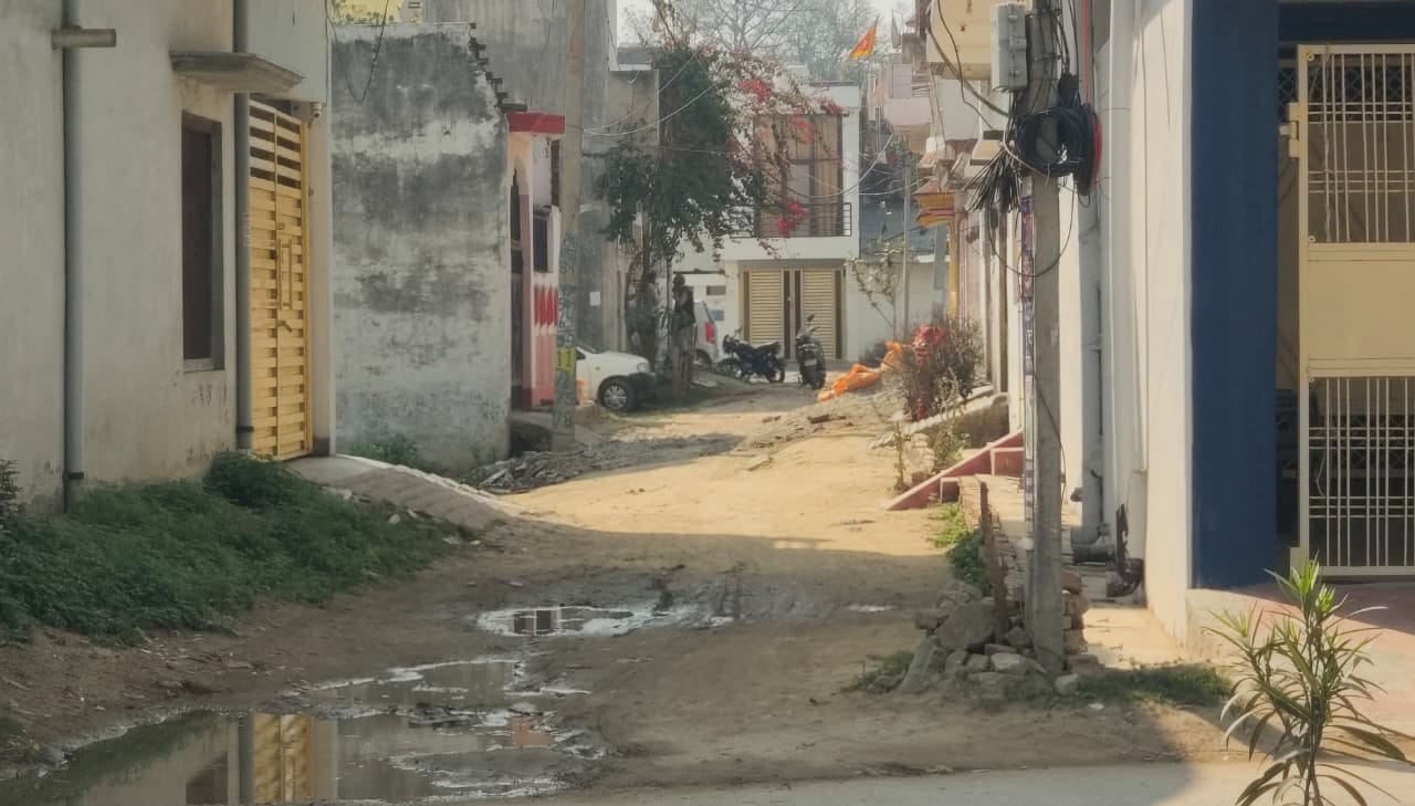 मोहल्ला महाराज नगर में सड़क पर बह रहा नालियों का गंदा पानी और प्लाट में भरा कूड़ा। संवाद