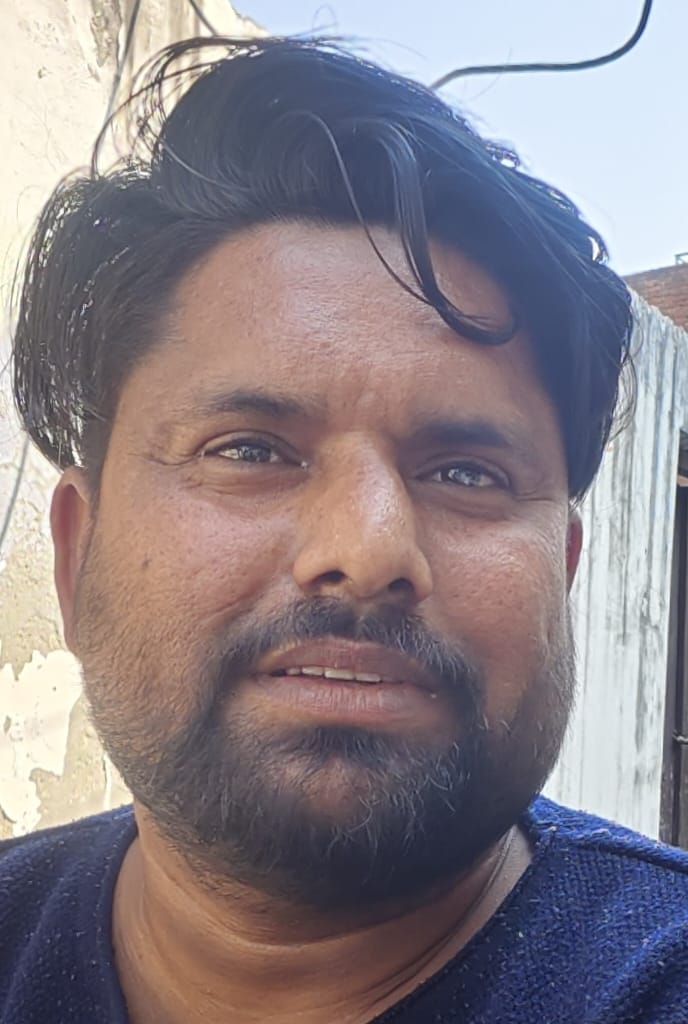 मोहल्ला महाराज नगर में सड़क पर बह रहा नालियों का गंदा पानी और प्लाट में भरा कूड़ा। संवाद