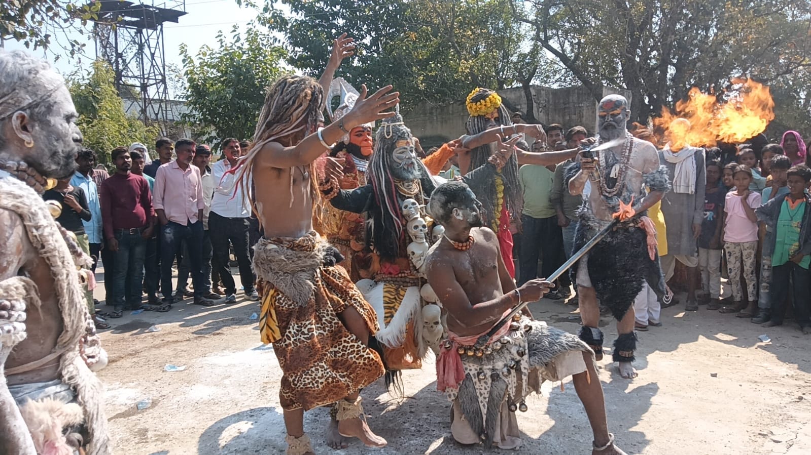 मलिहाबाद में निकाली गई शोभायात्रा, शिव-पार्वती, राधा-कृष्ण की झांकी रही आकर्षण का केंद्र। मलिहाबाद में निकाली गई शोभायात्रा, शिव-पार्वती, राधा-कृष्ण की झांकी रही आकर्षण का केंद्र।