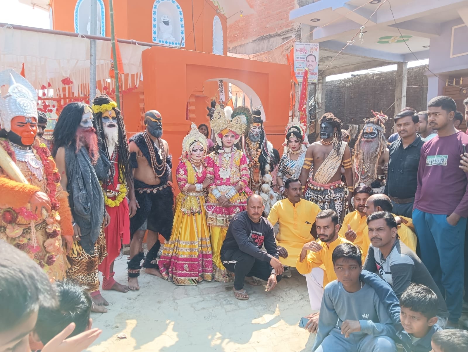 मलिहाबाद में निकाली गई शोभायात्रा, शिव-पार्वती, राधा-कृष्ण की झांकी रही आकर्षण का केंद्र। मलिहाबाद में निकाली गई शोभायात्रा, शिव-पार्वती, राधा-कृष्ण की झांकी रही आकर्षण का केंद्र।