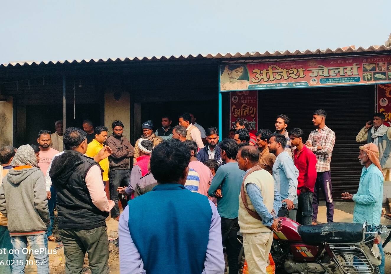 मामले की जांच करते एएसपी सिद्धार्थ वर्मा व सीओ खड्डा विरेन्द्र सिंह।स्रोत-सोशल मीडिया