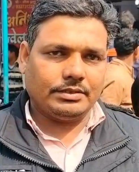 मामले की जांच करते एएसपी सिद्धार्थ वर्मा व सीओ खड्डा विरेन्द्र सिंह।स्रोत-सोशल मीडिया