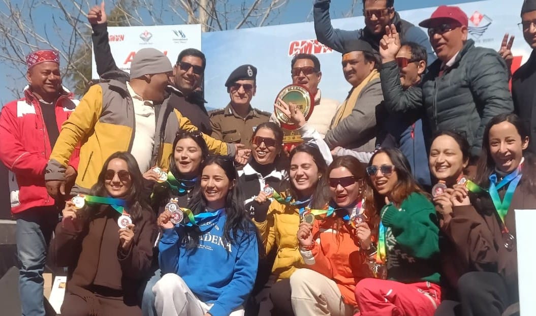 औली में विजेता खिलाड़ियाें को पुरस्कृत करते बीकेटीसी उपाध्यक्ष ऋषि प्रसाद सती। संवाद औली में विजेता खिलाड़ियाें को पुरस्कृत करते बीकेटीसी उपाध्यक्ष ऋषि प्रसाद सती। संवाद