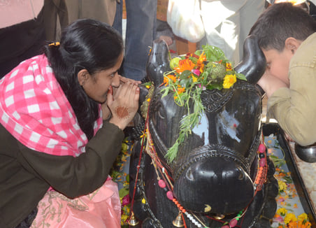 पंचमुखी शिव मंदिर में जलाभिषेक करती महिला। संवादपंचमुखी शिव मंदिर में जलाभिषेक करती महिला। पंचमुखी शिव मंदिर में जलाभिषेक करती महिला। संवादपंचमुखी शिव मंदिर में जलाभिषेक करती महिला।