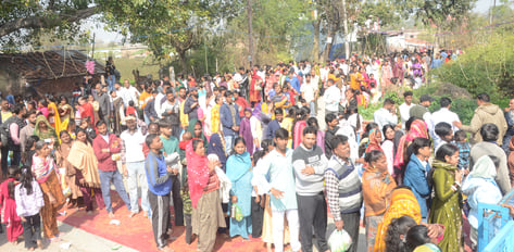 पंचमुखी शिव मंदिर में जलाभिषेक करती महिला। संवादपंचमुखी शिव मंदिर में जलाभिषेक करती महिला। पंचमुखी शिव मंदिर में जलाभिषेक करती महिला। संवादपंचमुखी शिव मंदिर में जलाभिषेक करती महिला।