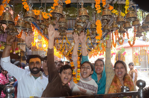 पंचमुखी शिव मंदिर में जलाभिषेक करती महिला। संवादपंचमुखी शिव मंदिर में जलाभिषेक करती महिला। पंचमुखी शिव मंदिर में जलाभिषेक करती महिला। संवादपंचमुखी शिव मंदिर में जलाभिषेक करती महिला।