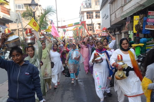 पंचमुखी शिव मंदिर में जलाभिषेक करती महिला। संवादपंचमुखी शिव मंदिर में जलाभिषेक करती महिला। पंचमुखी शिव मंदिर में जलाभिषेक करती महिला। संवादपंचमुखी शिव मंदिर में जलाभिषेक करती महिला।
