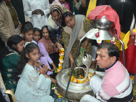 पंचमुखी शिव मंदिर में जलाभिषेक करती महिला। संवादपंचमुखी शिव मंदिर में जलाभिषेक करती महिला। पंचमुखी शिव मंदिर में जलाभिषेक करती महिला। संवादपंचमुखी शिव मंदिर में जलाभिषेक करती महिला।