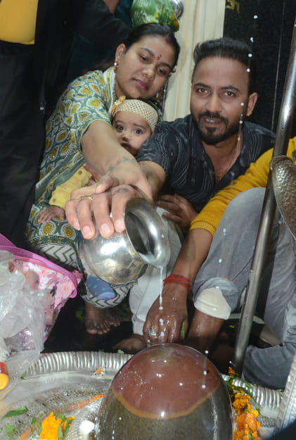 पंचमुखी शिव मंदिर में जलाभिषेक करती महिला। संवादपंचमुखी शिव मंदिर में जलाभिषेक करती महिला। पंचमुखी शिव मंदिर में जलाभिषेक करती महिला। संवादपंचमुखी शिव मंदिर में जलाभिषेक करती महिला।