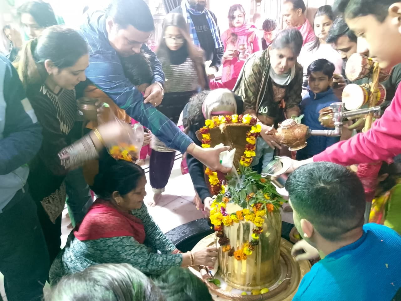 पंचमुखी शिव मंदिर में जलाभिषेक करती महिला। संवादपंचमुखी शिव मंदिर में जलाभिषेक करती महिला। पंचमुखी शिव मंदिर में जलाभिषेक करती महिला। संवादपंचमुखी शिव मंदिर में जलाभिषेक करती महिला।