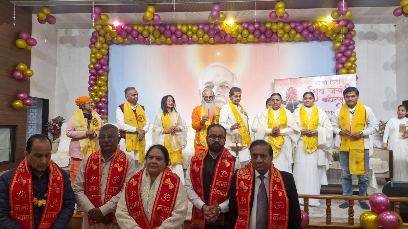 पंचमुखी शिव मंदिर में जलाभिषेक करती महिला। संवादपंचमुखी शिव मंदिर में जलाभिषेक करती महिला। पंचमुखी शिव मंदिर में जलाभिषेक करती महिला। संवादपंचमुखी शिव मंदिर में जलाभिषेक करती महिला।