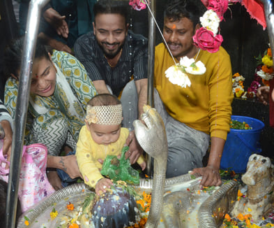 पंचमुखी शिव मंदिर में जलाभिषेक करती महिला। संवादपंचमुखी शिव मंदिर में जलाभिषेक करती महिला। पंचमुखी शिव मंदिर में जलाभिषेक करती महिला। संवादपंचमुखी शिव मंदिर में जलाभिषेक करती महिला।