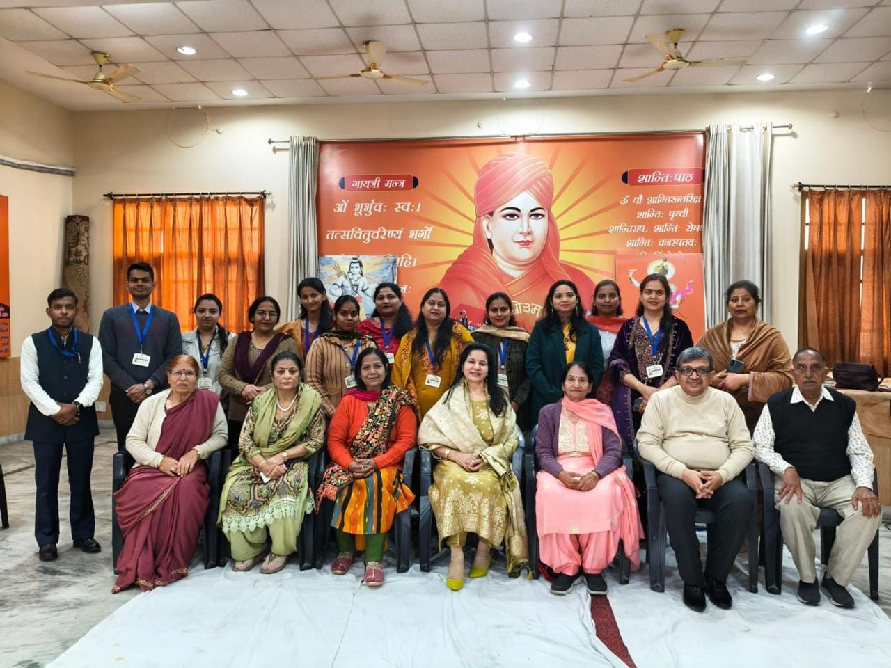 पंचमुखी शिव मंदिर में जलाभिषेक करती महिला। संवादपंचमुखी शिव मंदिर में जलाभिषेक करती महिला। पंचमुखी शिव मंदिर में जलाभिषेक करती महिला। संवादपंचमुखी शिव मंदिर में जलाभिषेक करती महिला।