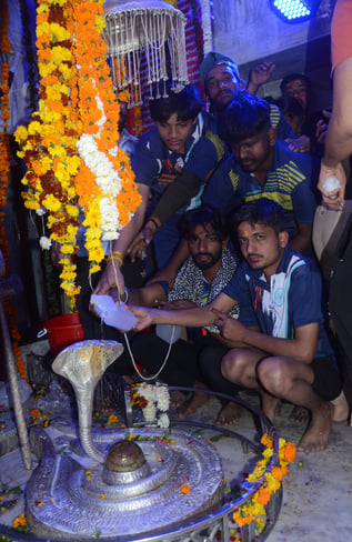 पंचमुखी शिव मंदिर में जलाभिषेक करती महिला। संवादपंचमुखी शिव मंदिर में जलाभिषेक करती महिला। पंचमुखी शिव मंदिर में जलाभिषेक करती महिला। संवादपंचमुखी शिव मंदिर में जलाभिषेक करती महिला।