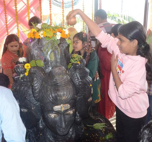 पंचमुखी शिव मंदिर में जलाभिषेक करती महिला। संवादपंचमुखी शिव मंदिर में जलाभिषेक करती महिला। पंचमुखी शिव मंदिर में जलाभिषेक करती महिला। संवादपंचमुखी शिव मंदिर में जलाभिषेक करती महिला।