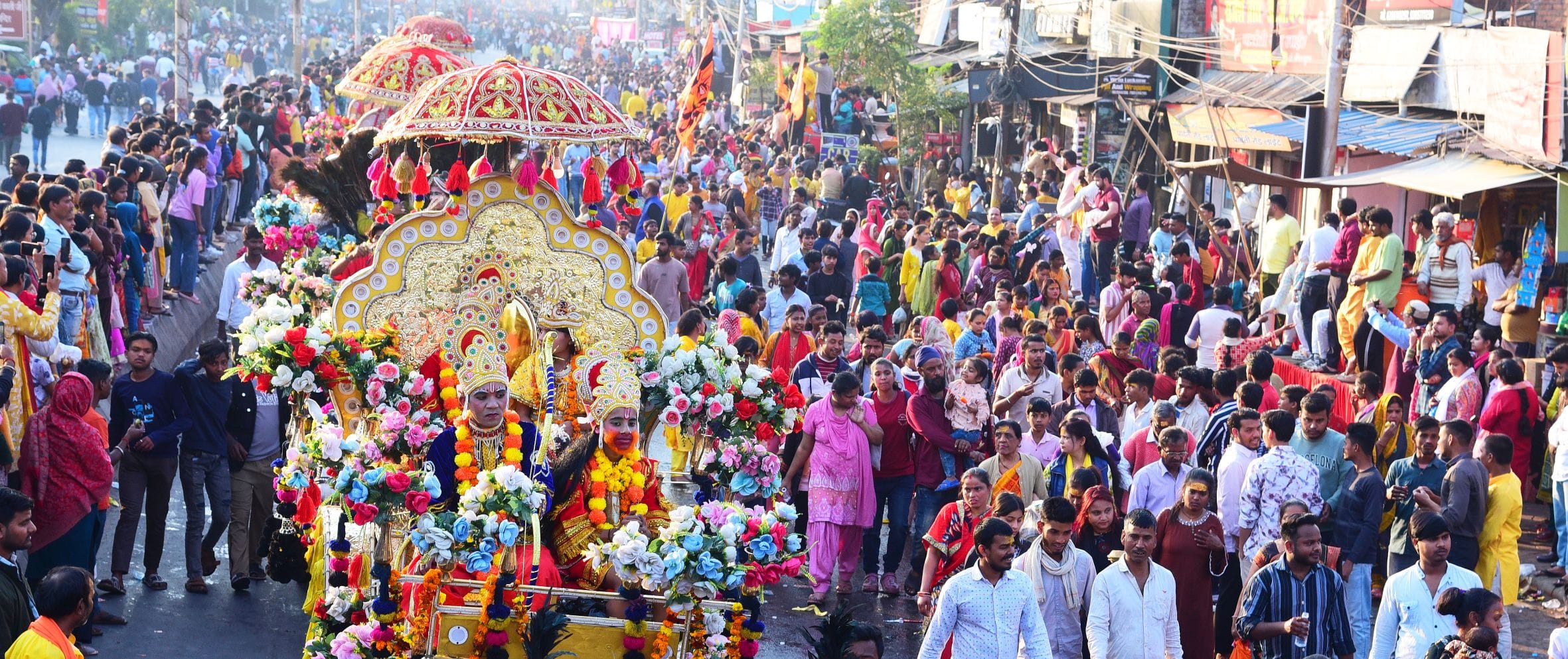 प्रमुख मंदिरों में शनिवार देर रात से ही भोलेनाथ के दर्शन-पूजन के लिए भक्तों की कतारें लग गईं। प्रमुख मंदिरों में शनिवार देर रात से ही भोलेनाथ के दर्शन-पूजन के लिए भक्तों की कतारें लग गईं।