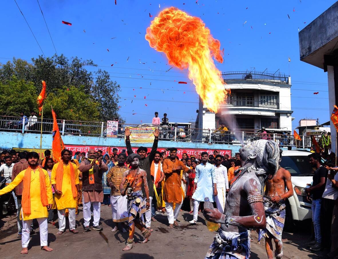 प्रमुख मंदिरों में शनिवार देर रात से ही भोलेनाथ के दर्शन-पूजन के लिए भक्तों की कतारें लग गईं। प्रमुख मंदिरों में शनिवार देर रात से ही भोलेनाथ के दर्शन-पूजन के लिए भक्तों की कतारें लग गईं।