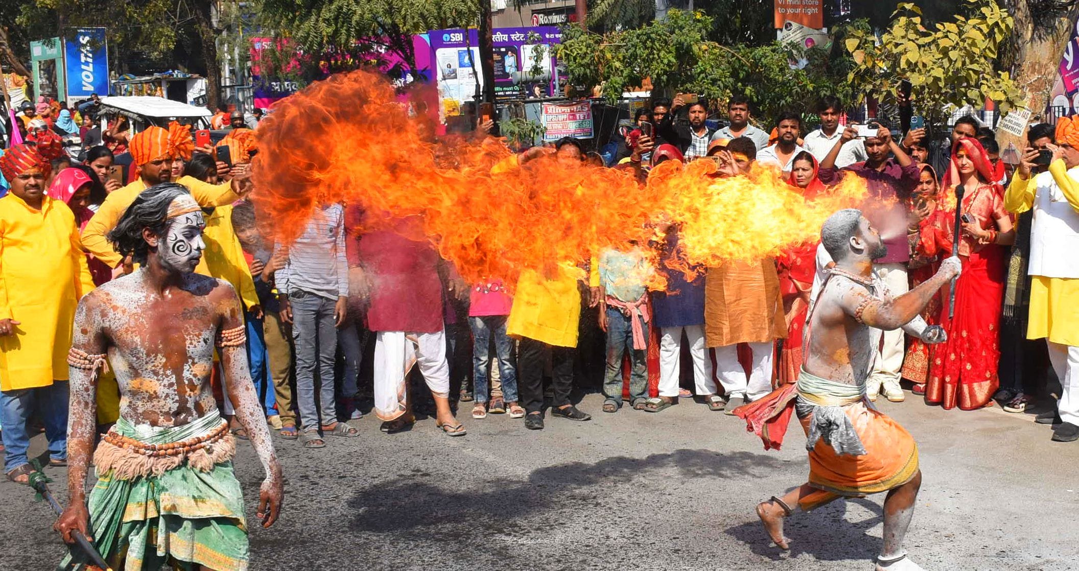 प्रमुख मंदिरों में शनिवार देर रात से ही भोलेनाथ के दर्शन-पूजन के लिए भक्तों की कतारें लग गईं। प्रमुख मंदिरों में शनिवार देर रात से ही भोलेनाथ के दर्शन-पूजन के लिए भक्तों की कतारें लग गईं।