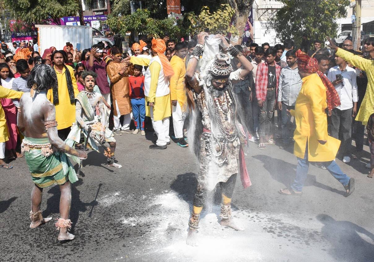 प्रमुख मंदिरों में शनिवार देर रात से ही भोलेनाथ के दर्शन-पूजन के लिए भक्तों की कतारें लग गईं। प्रमुख मंदिरों में शनिवार देर रात से ही भोलेनाथ के दर्शन-पूजन के लिए भक्तों की कतारें लग गईं।