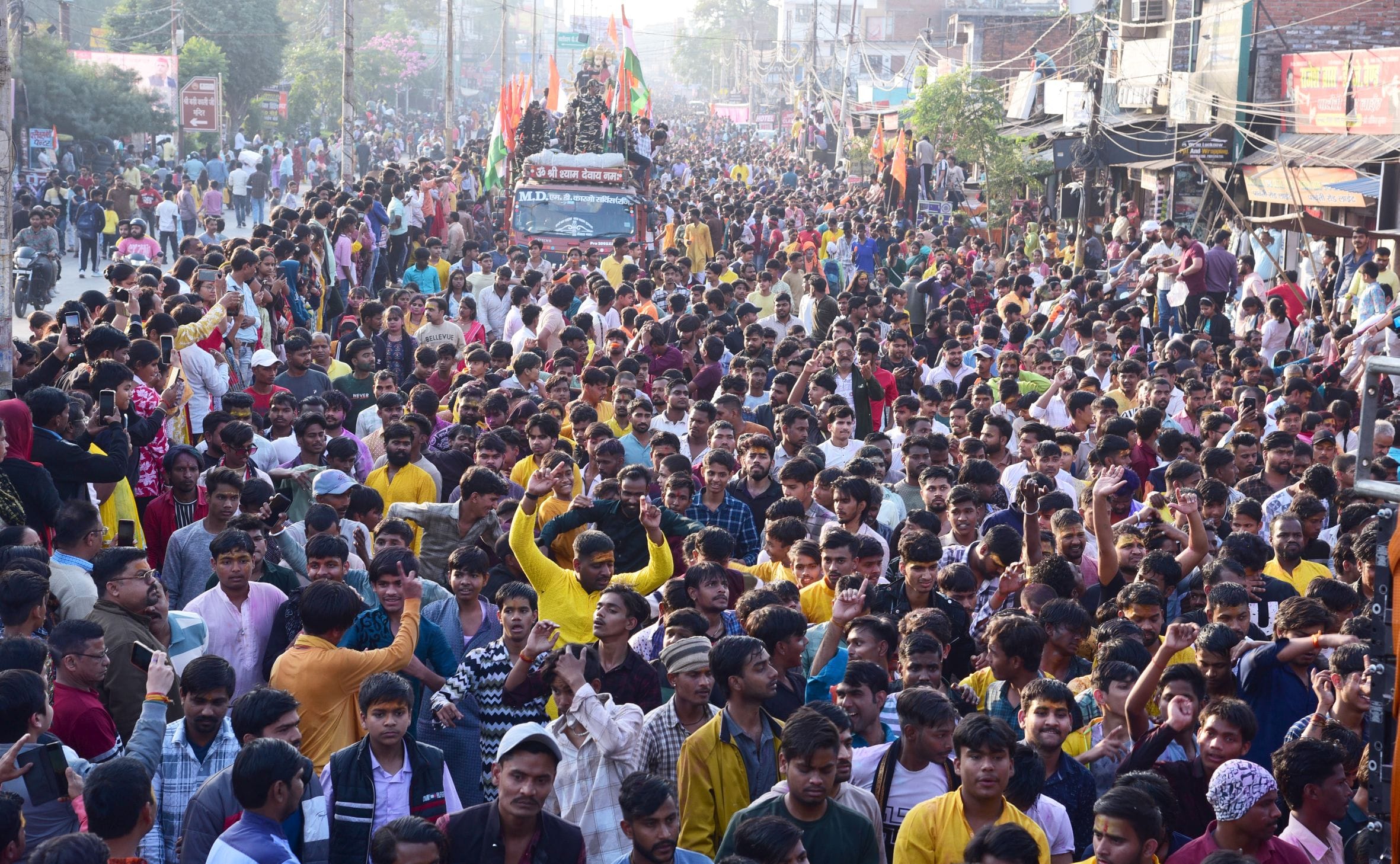 प्रमुख मंदिरों में शनिवार देर रात से ही भोलेनाथ के दर्शन-पूजन के लिए भक्तों की कतारें लग गईं। प्रमुख मंदिरों में शनिवार देर रात से ही भोलेनाथ के दर्शन-पूजन के लिए भक्तों की कतारें लग गईं।