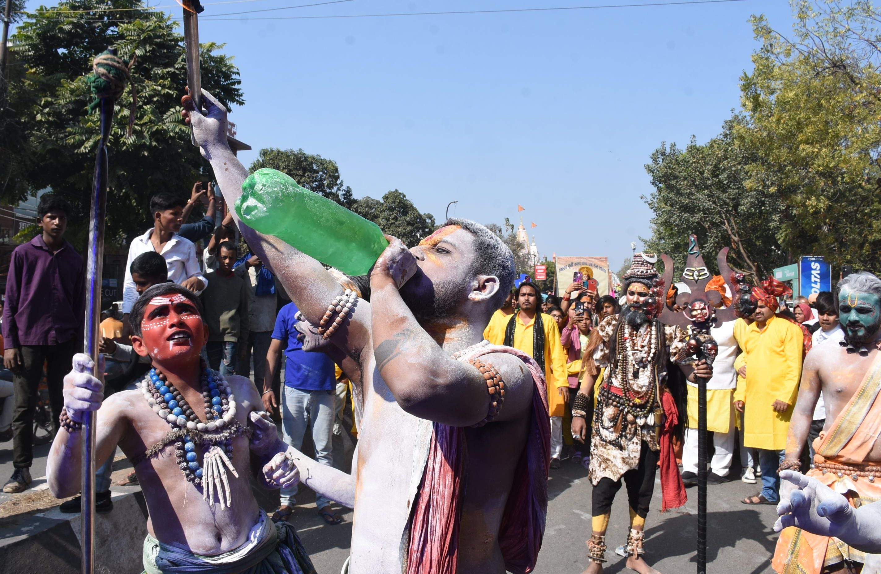 प्रमुख मंदिरों में शनिवार देर रात से ही भोलेनाथ के दर्शन-पूजन के लिए भक्तों की कतारें लग गईं। प्रमुख मंदिरों में शनिवार देर रात से ही भोलेनाथ के दर्शन-पूजन के लिए भक्तों की कतारें लग गईं।