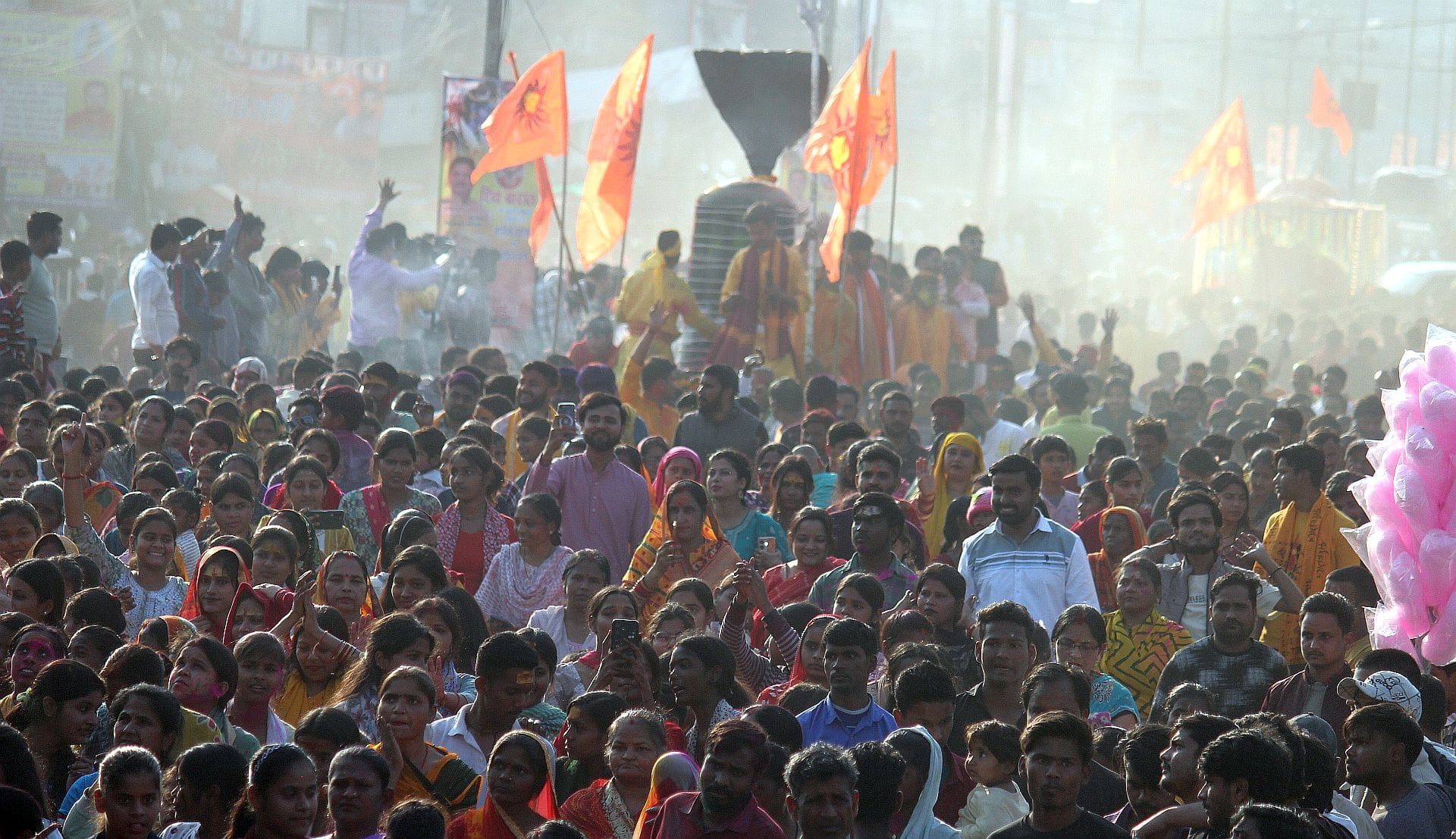 प्रमुख मंदिरों में शनिवार देर रात से ही भोलेनाथ के दर्शन-पूजन के लिए भक्तों की कतारें लग गईं। प्रमुख मंदिरों में शनिवार देर रात से ही भोलेनाथ के दर्शन-पूजन के लिए भक्तों की कतारें लग गईं।