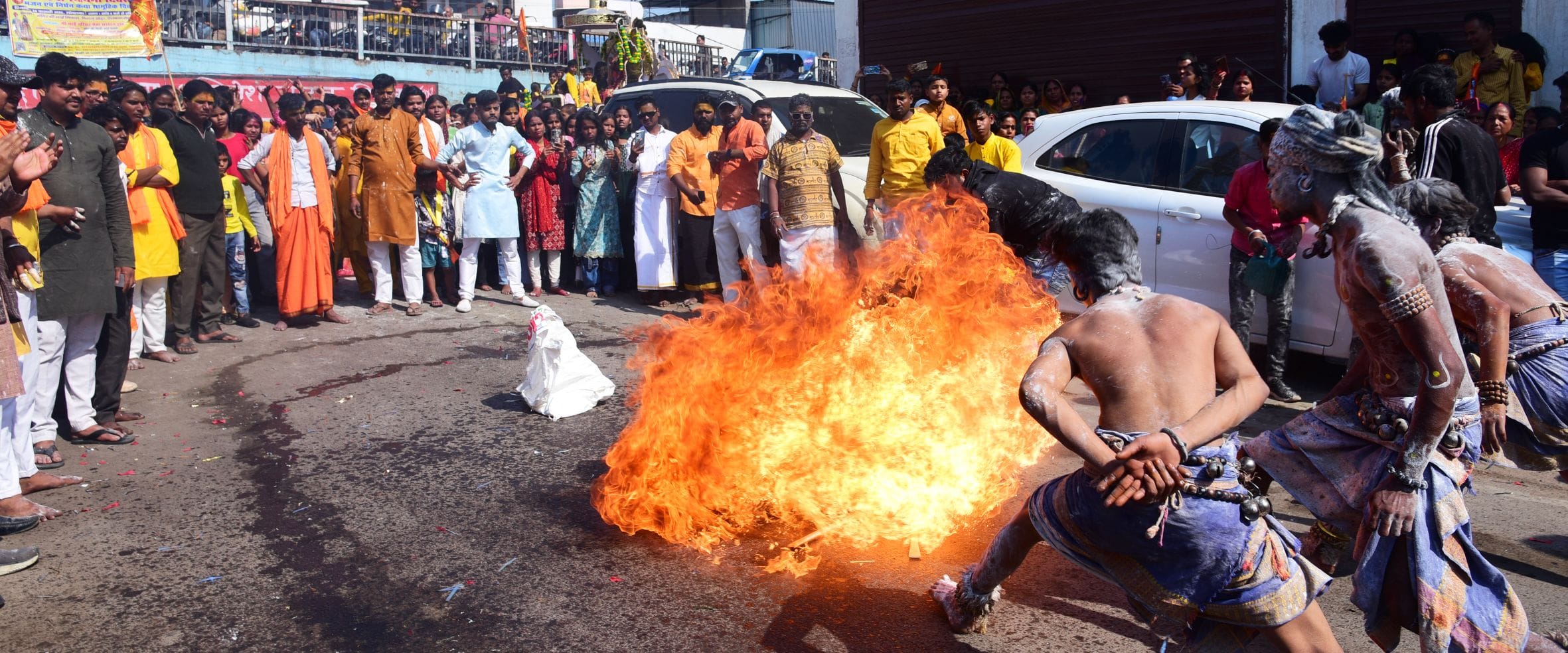 प्रमुख मंदिरों में शनिवार देर रात से ही भोलेनाथ के दर्शन-पूजन के लिए भक्तों की कतारें लग गईं। प्रमुख मंदिरों में शनिवार देर रात से ही भोलेनाथ के दर्शन-पूजन के लिए भक्तों की कतारें लग गईं।