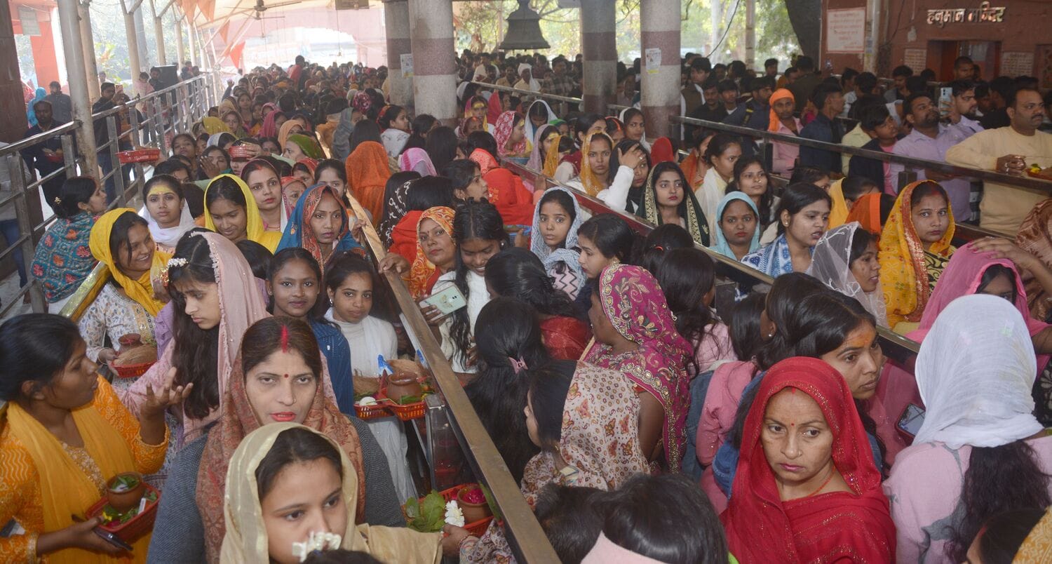 प्रमुख मंदिरों में शनिवार देर रात से ही भोलेनाथ के दर्शन-पूजन के लिए भक्तों की कतारें लग गईं। प्रमुख मंदिरों में शनिवार देर रात से ही भोलेनाथ के दर्शन-पूजन के लिए भक्तों की कतारें लग गईं।
