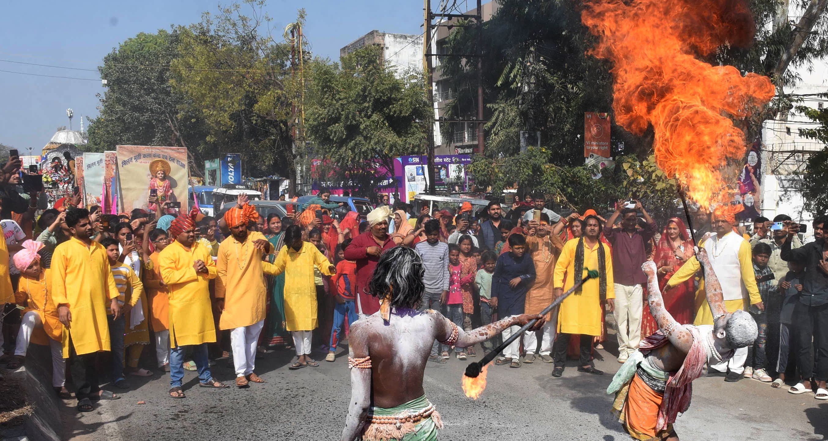 प्रमुख मंदिरों में शनिवार देर रात से ही भोलेनाथ के दर्शन-पूजन के लिए भक्तों की कतारें लग गईं। प्रमुख मंदिरों में शनिवार देर रात से ही भोलेनाथ के दर्शन-पूजन के लिए भक्तों की कतारें लग गईं।
