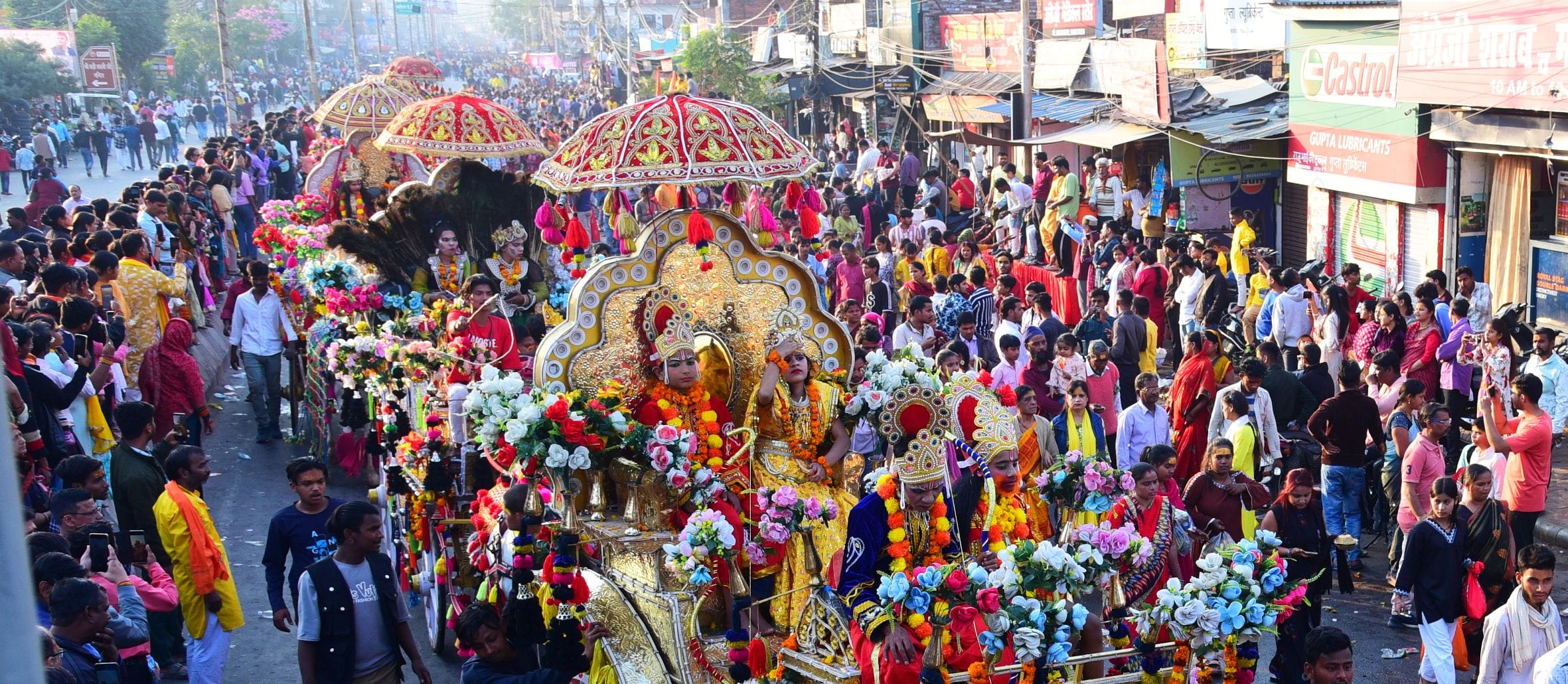 प्रमुख मंदिरों में शनिवार देर रात से ही भोलेनाथ के दर्शन-पूजन के लिए भक्तों की कतारें लग गईं। प्रमुख मंदिरों में शनिवार देर रात से ही भोलेनाथ के दर्शन-पूजन के लिए भक्तों की कतारें लग गईं।