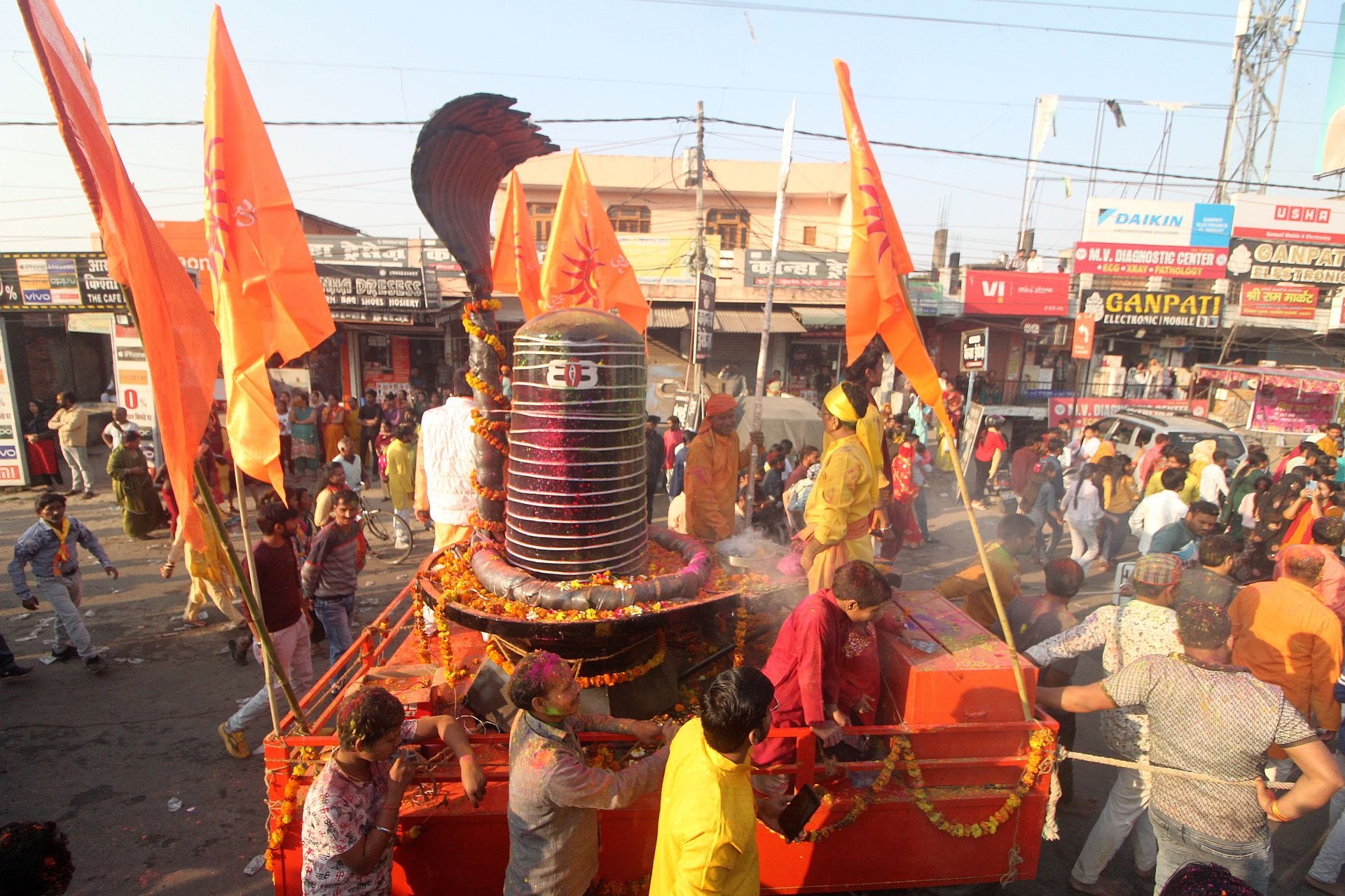 प्रमुख मंदिरों में शनिवार देर रात से ही भोलेनाथ के दर्शन-पूजन के लिए भक्तों की कतारें लग गईं। प्रमुख मंदिरों में शनिवार देर रात से ही भोलेनाथ के दर्शन-पूजन के लिए भक्तों की कतारें लग गईं।