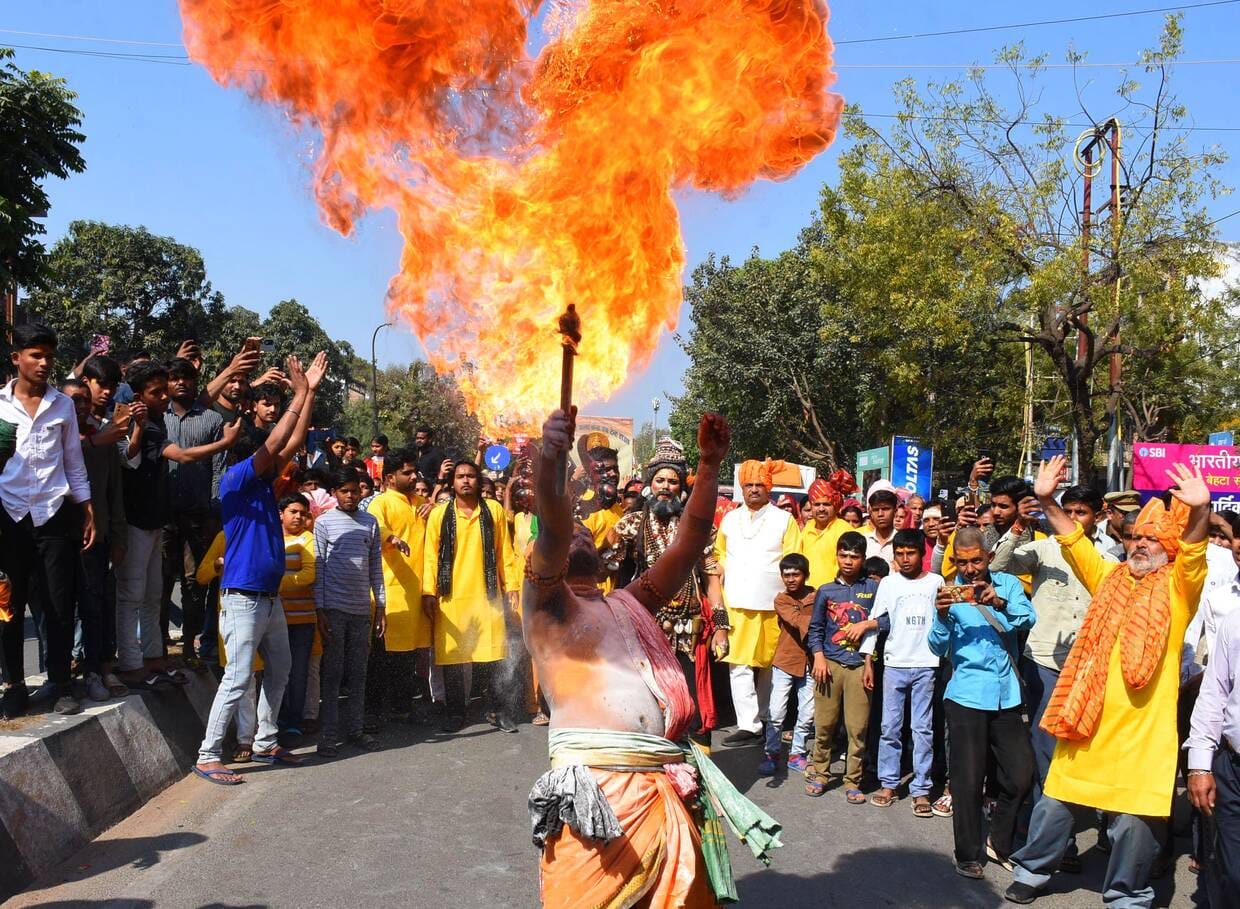 प्रमुख मंदिरों में शनिवार देर रात से ही भोलेनाथ के दर्शन-पूजन के लिए भक्तों की कतारें लग गईं। प्रमुख मंदिरों में शनिवार देर रात से ही भोलेनाथ के दर्शन-पूजन के लिए भक्तों की कतारें लग गईं।